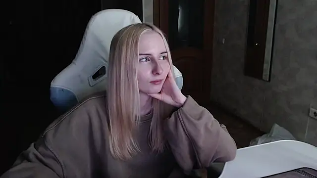 Cutti Crystal online show from 04-12-26, 04:10