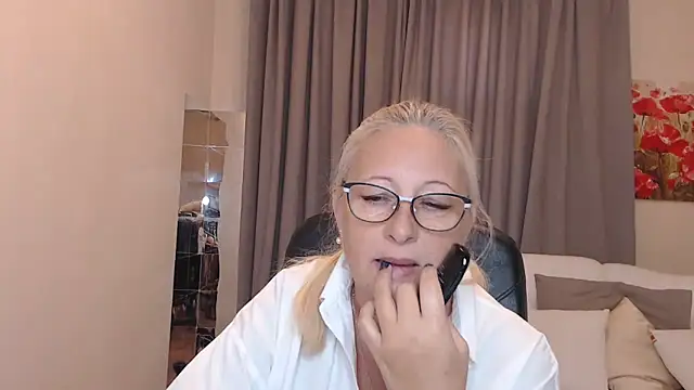 Snapshot of ValeriaSharm chatting on 10-15-25, 10:34 ValeriaSharm online show from 10-15-25, 10:34
