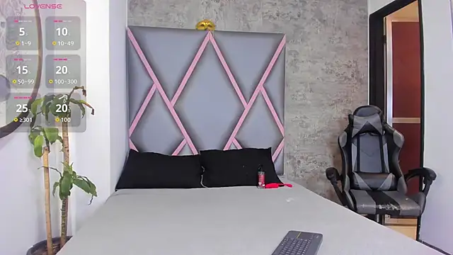 Quee Sophine online show from 12-16-25, 07:29