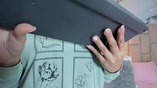 cloesummerr  online show from 03-25-26, 12:59