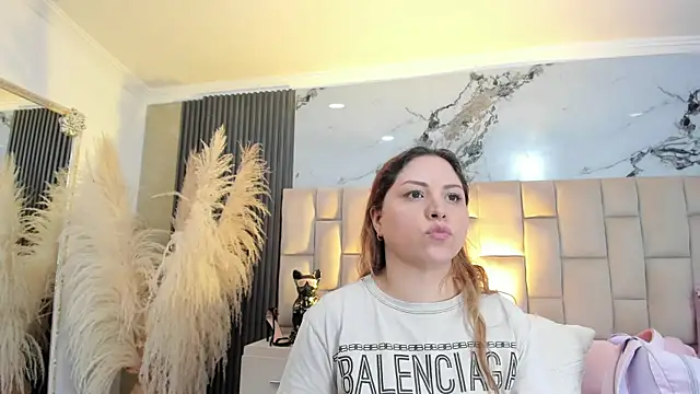 Snapshot of cloesummerr_ chatting on 04-23-26, 01:02 cloesummerr online show from 04-23-26, 01:02