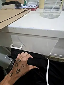 Saraiva2002 online show from 12-02-25, 01:24