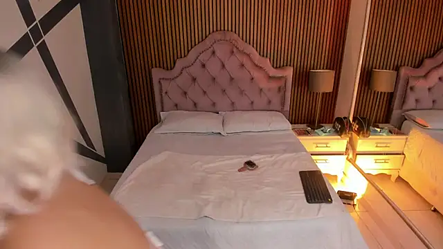 Starbutterflyy  online show from 10-30-25, 04:11