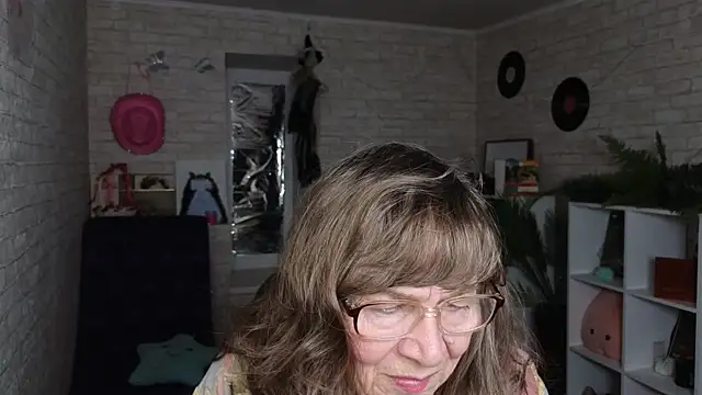 Betty Brick online show from 05-26-26, 03:54