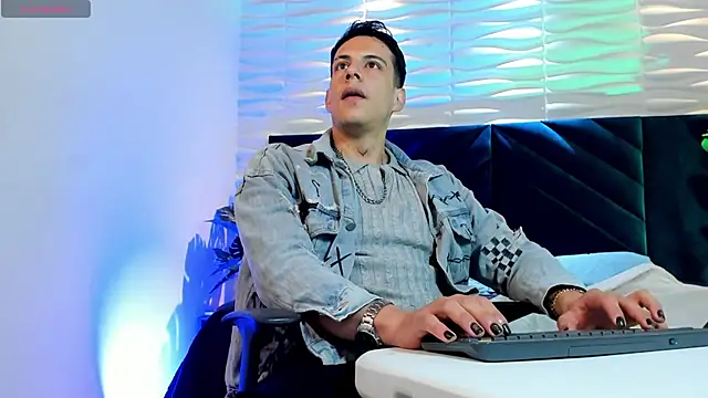 Snapshot of Dustin_Sonne chatting on 05-18-26, 03:39 Dustin Sonne online show from 05-18-26, 03:39