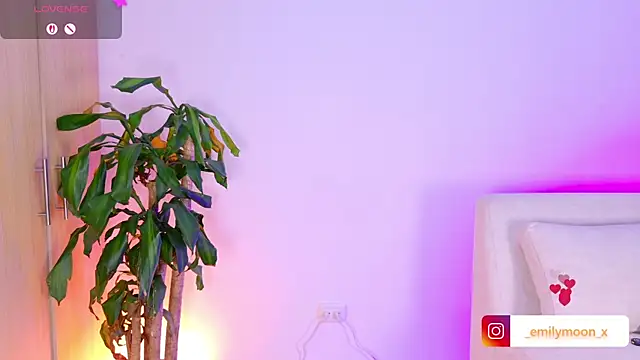 Snapshot of onlyemily_ chatting on 04-28-26, 02:27 onlyemily online show from 04-28-26, 02:27