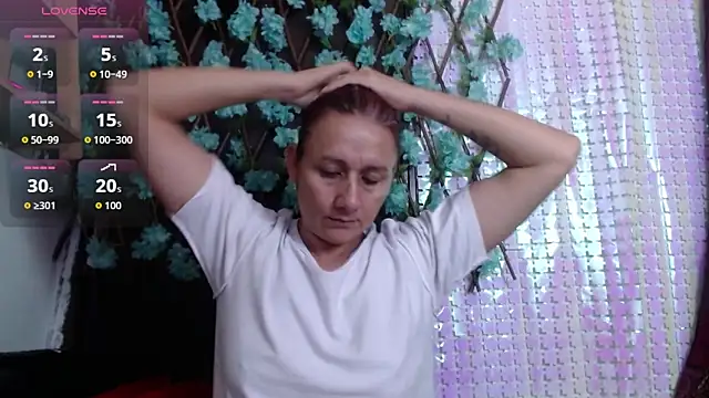 Snapshot of darling_hott chatting on 10-06-25, 09:43 darling hott online show from 10-06-25, 09:43