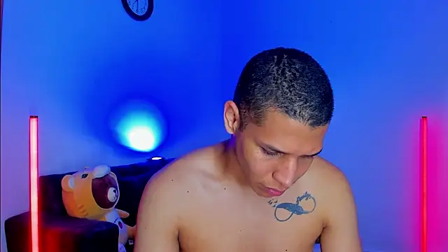 Snapshot of Latin_Boyss_ chatting on 10-15-25, 06:27 Latin Boyss  online show from 10-15-25, 06:27