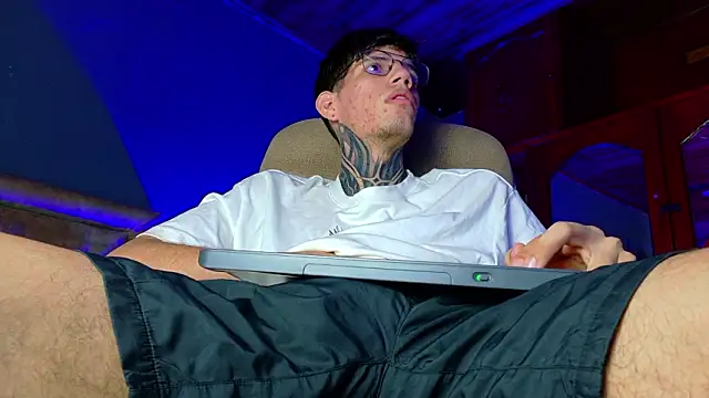 Snapshot of david_huge chatting on 02-13-26, 01:38 david huge online show from 02-13-26, 01:38