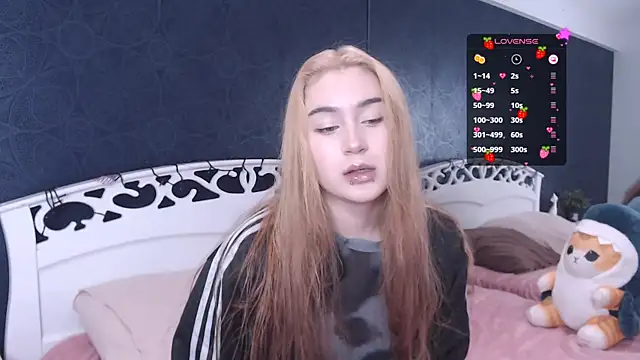 Lili Luuu online show from 10-18-25, 04:14