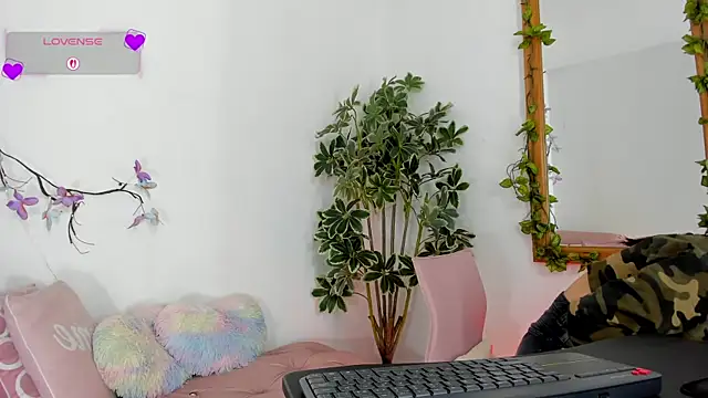 Snapshot of valerieMattson chatting on 10-16-25, 04:15 valerieMattson online show from 10-16-25, 04:15