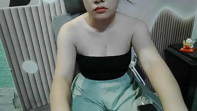 Snapshot of Emachiii chatting on 09-19-25, 05:33 Emachiii online show from 09-19-25, 05:33