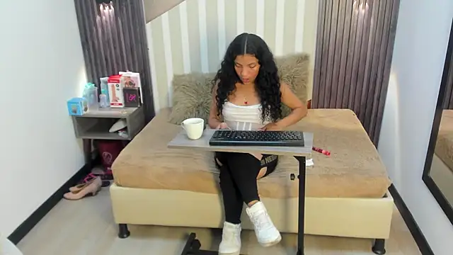 Snapshot of LittleeStar chatting on 06-11-26, 02:53 LittleeStar online show from 06-11-26, 02:53