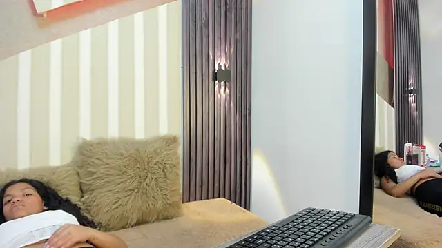 Snapshot of LittleeStar chatting on 06-11-26, 12:32 LittleeStar online show from 06-11-26, 12:32