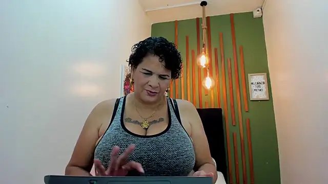 Snapshot of DinaDIRTY chatting on 02-12-26, 11:48 DinaDIRTY online show from 02-12-26, 11:48