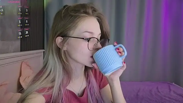 Snapshot of vialeta_baby chatting on 09-20-25, 11:43 vialeta baby online show from 09-20-25, 11:43