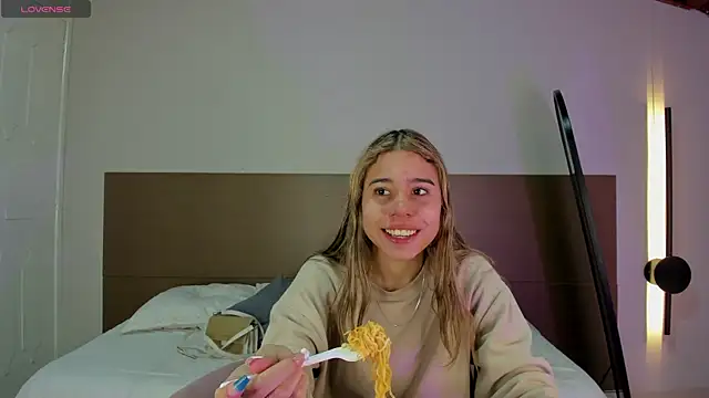 Snapshot of Rachell_criss chatting on 05-15-26, 04:10 Rachell criss online show from 05-15-26, 04:10