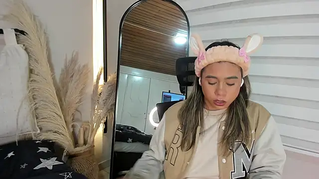 Rachell criss online show from 10-26-25, 03:51