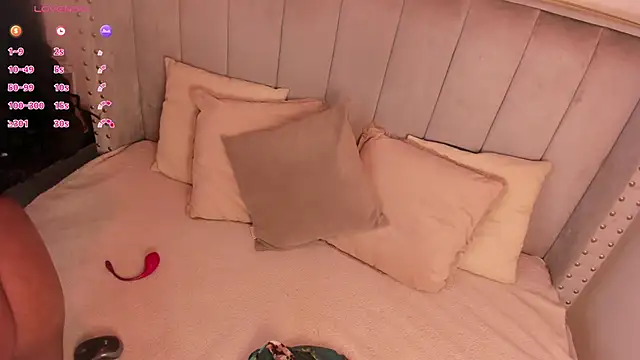 Snapshot of Seshat_Hitt chatting on 11-29-25, 04:01 Seshat Hitt online show from 11-29-25, 04:01