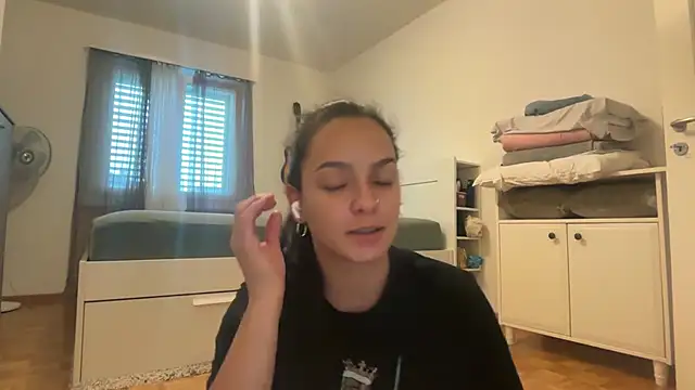Maia Park online show from 05-10-26, 03:58
