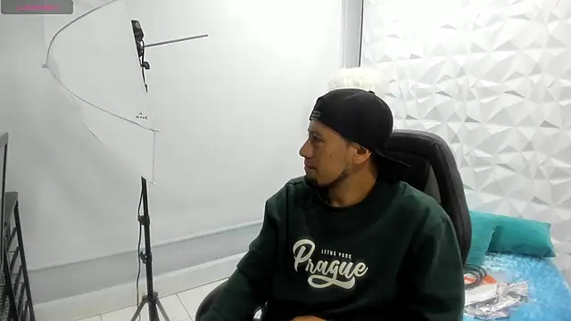 Snapshot of willou_86 chatting on 10-03-25, 02:40 willou 86 online show from 10-03-25, 02:40