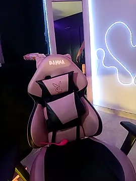 Snapshot of Danniela20 chatting on 10-31-25, 11:11 Danniela20 online show from 10-31-25, 11:11