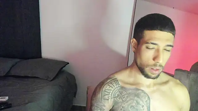 Snapshot of ThiagoLugo chatting on 10-15-25, 05:06 ThiagoLugo online show from 10-15-25, 05:06