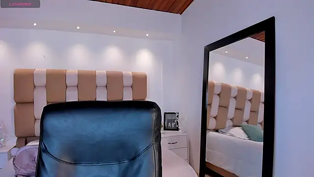 AidaJones online show from 10-30-25, 03:09