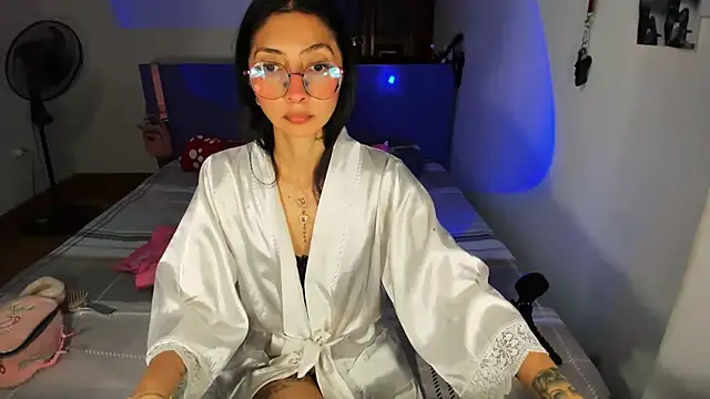Snapshot of Anais_lux chatting on 06-10-26, 11:39 Anais lux online show from 06-10-26, 11:39