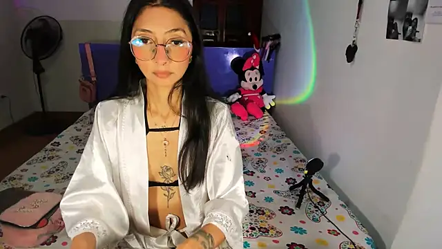Snapshot of Anais_lux chatting on 06-08-26, 11:27 Anais lux online show from 06-08-26, 11:27