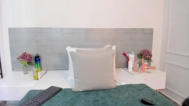 sunnyWhitee online show from 10-18-25, 07:49