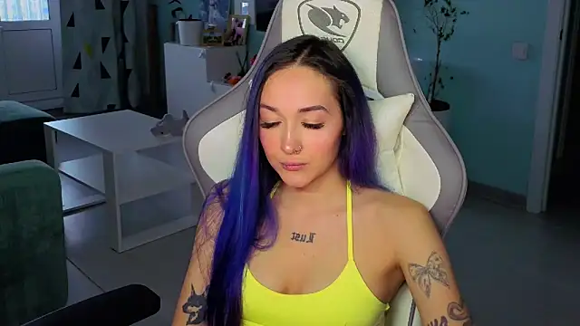 Snapshot of Im_suka chatting on 02-11-26, 02:55 Im suka online show from 02-11-26, 02:55