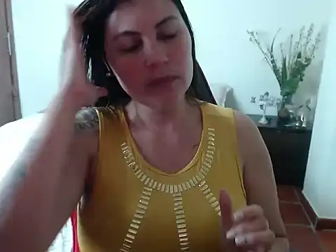 Snapshot of Secret_Bella chatting on 10-07-25, 11:33 Secret Bella online show from 10-07-25, 11:33