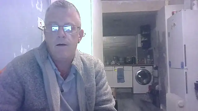 Snapshot of hefin18 chatting on 11-12-25, 11:08 hefin18 online show from 11-12-25, 11:08