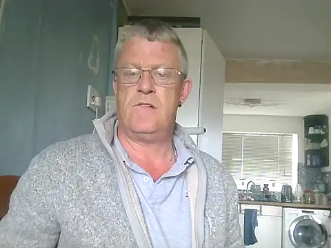 Snapshot of hefin18 chatting on 04-10-26, 11:39 hefin18 online show from 04-10-26, 11:39