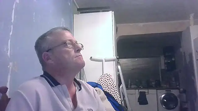 Snapshot of hefin18 chatting on 12-18-25, 10:57 hefin18 online show from 12-18-25, 10:57