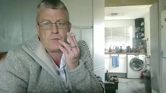 Snapshot of hefin18 chatting on 03-04-25, 02:42 hefin18 online show from 03-04-25, 02:42