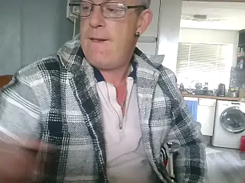 Snapshot of hefin18 chatting on 02-10-25, 12:50 hefin18 online show from 02-10-25, 12:50