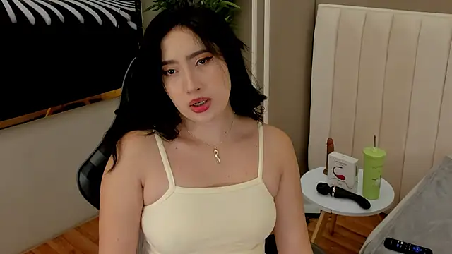 Snapshot of Skyyle_ chatting on 06-17-26, 01:10 Skyyle online show from 06-17-26, 01:10