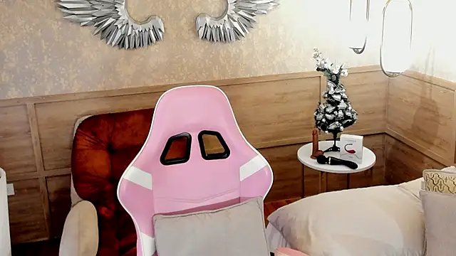 Skyyle  online show from 12-18-25, 01:04