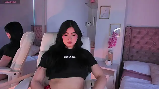 Snapshot of Sweety_Nicole_ chatting on 05-17-26, 02:50 Sweety Nicole online show from 05-17-26, 02:50
