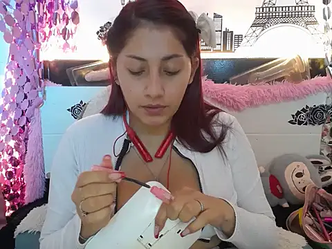 Snapshot of Nicol_V chatting on 09-25-25, 04:07 Nicol V online show from 09-25-25, 04:07