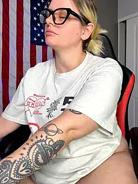 Snapshot of Charlies_world chatting on 01-18-26, 06:33 Charlies world online show from 01-18-26, 06:33