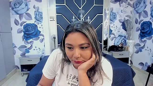 LatinaHoleQueen online show from 10-08-25, 02:18