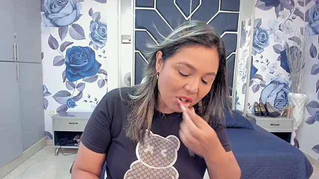 LatinaHoleQueen online show from 11-10-25, 02:33