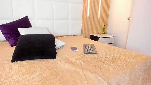 Snapshot of Elody_rousse chatting on 02-10-26, 02:49 Elody rousse online show from 02-10-26, 02:49