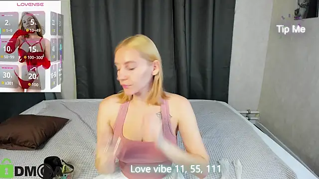 Snapshot of Anna_Chelsea chatting on 10-05-25, 11:39 Anna Chelsea online show from 10-05-25, 11:39