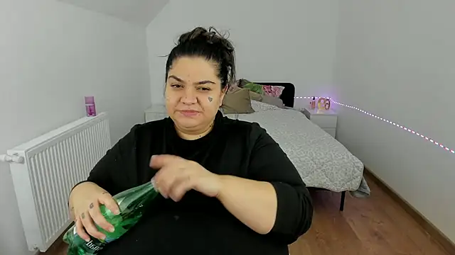 Snapshot of EvvaBBW chatting on 10-12-25, 07:59 EvvaBBW online show from 10-12-25, 07:59