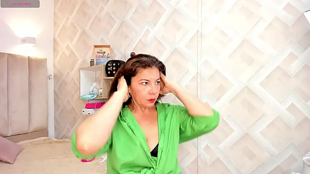 Clhoe Johnson online show from 07-16-26, 12:57