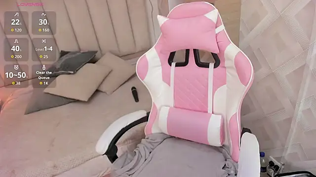 Clhoe Johnson online show from 12-22-25, 01:22